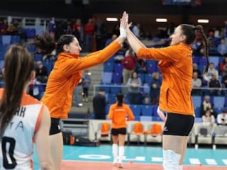 Eczacıbaşı, Numia Vero Volley'e şans tanımadı