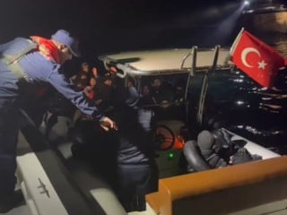 İzmir açıklarında 28 düzensiz göçmen yakalandı