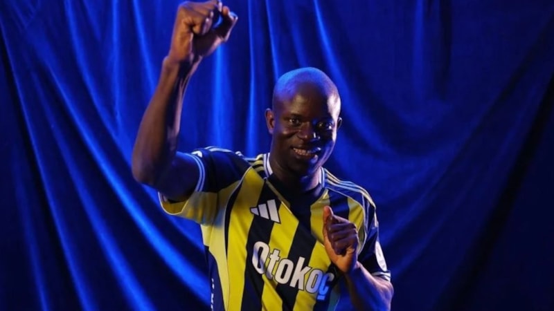 Fenerbahçe, N’Golo Kante için imza töreni düzenledi