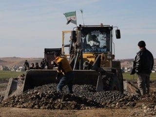 YPG’nin yıktığı köprüyü Şuyuk halkı yeniden inşa ediyor