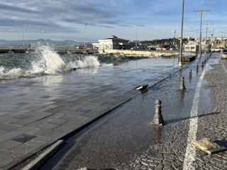 Sinop sahilinde fırtına alarmı: Dalgalar metreleri aştı