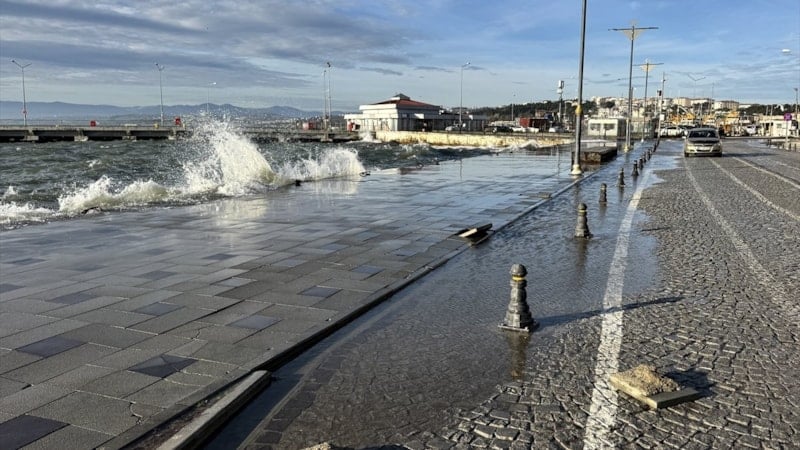 Sinop sahilinde fırtına alarmı: Dalgalar metreleri aştı