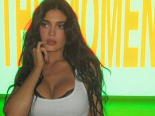 Şaşırtmaya devam ediyor! Kylie Jenner'ın nar taneli bikinisi