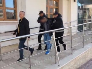 Konya'da 4 evden hırsızlık yaptı: Montundaki fosforlu renk yakasını ele verdi