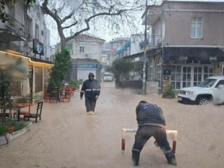 İzmir'de sağanak yağış: Çeşme'de caddeler göle döndü