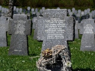 Almanya'da ölülerin dişlerinden 8 kilogram altın çaldı