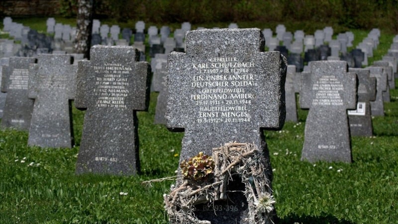 Almanya'da ölülerin dişlerinden 8 kilogram altın çaldı