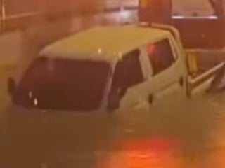 İzmir'de suyla dolan alt geçitte mahsur kalan sürücü boğularak can verdi