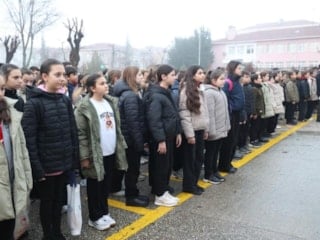 Okullarda 6 Şubat depremlerinde hayatını kaybedenler için saygı duruşu