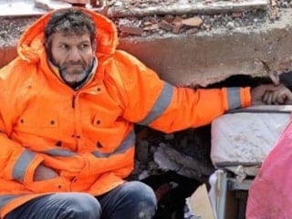 Kahramanmaraş’ta enkaz altında kızının elini tutan depremzededen mezarlık ziyareti