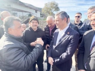 Hatay'da TOKİ'ye yerleşen CHP'li depremzedenin Özgür Özel'e kapı şikayeti