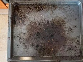 Fırın tepsisindeki yanıkları ovmaya son! Bir avuç yetiyor, lekeler kendiliğinden akıp gidiyor.