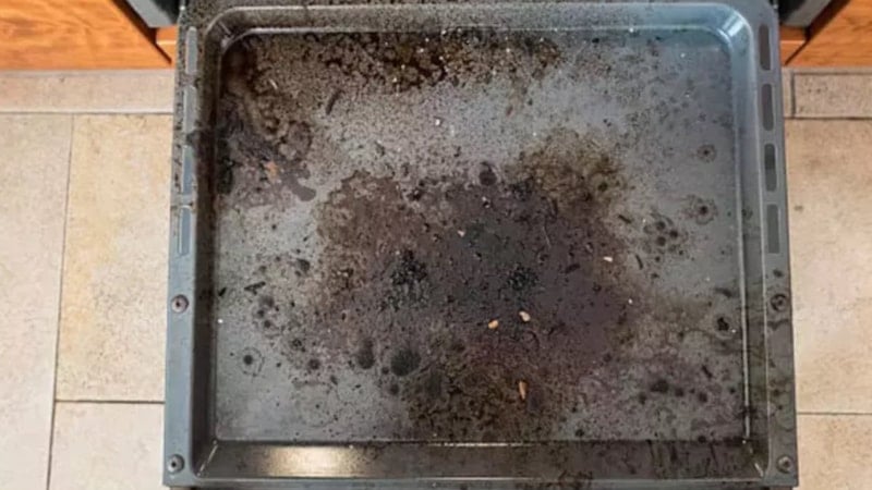 Fırın tepsisindeki yanıkları ovmaya son! Bir avuç yetiyor, lekeler kendiliğinden akıp gidiyor.