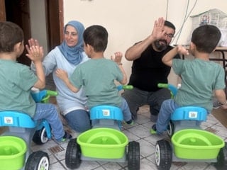 Depremde yetim kalan üçüzlere yuva olan çiftin duygusal röportajı