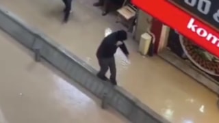 İzmir'de vatandaşlar sağanak sonrası göle dönen caddelerde yürüyemedi