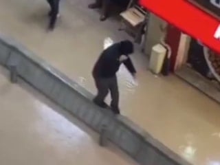 İzmir'de vatandaşlar sağanak sonrası göle dönen caddelerde yürüyemedi