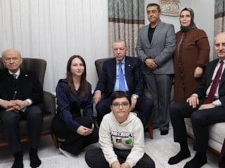 Cumhurbaşkanı Erdoğan, depremzede aileyi evinde ziyaret etti