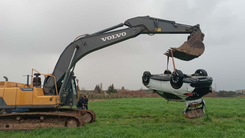 İzmir'de köprüden geçen otomobil sele kapıldı: 2 kişi hayatını kaybetti