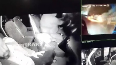 Adana'da minibüs ile otomobil kafa kafaya çarpıştı