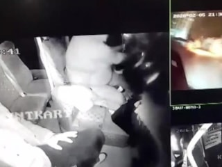 Adana'da minibüs ile otomobil kafa kafaya çarpıştı