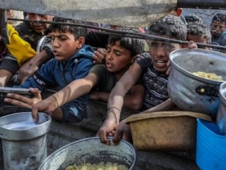 Gazze'de açlıkla mücadele: Bir öğün için saatlerce kuyrukta bekliyorlar