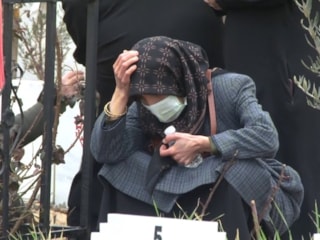 Adıyaman’da deprem şehitliğini ziyaret eden aileler duygusal anlar yaşadı