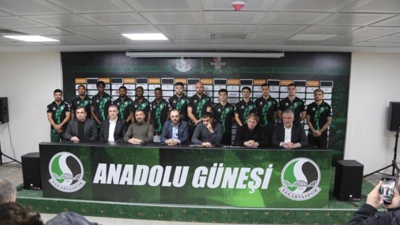 Sakaryaspor, transferin son gününde 13 oyuncu transfer etti