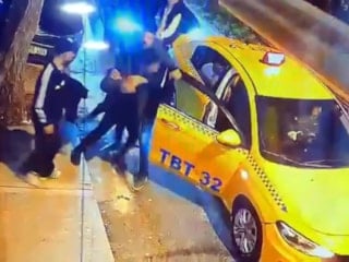 İstanbul'da alkollü şahsın taksiye saldırdığı anlar kamerada