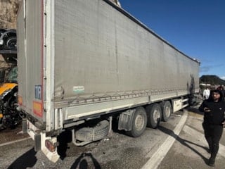 Burdur'da iki tırın kafa kafaya çarpıştığı kazada 2 kişi yaralandı