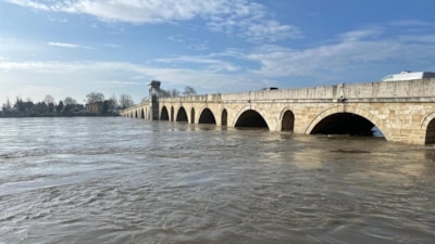 Edirne'de bulunan Meriç Nehri'nde su seviyesi artınca 'turuncu alarm' geldi