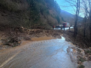 Ödemiş–Salihli yolunda heyelan: Ulaşım kısa süreli durdu