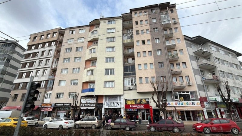 Eskişehir'de baz istasyonunu tamir eden işçi 7'nci kattan düşer can verdi