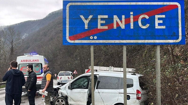 Karabük’te iki otomobilin kafa kafaya çarpıştığı kazada 5 kişi yaralandı