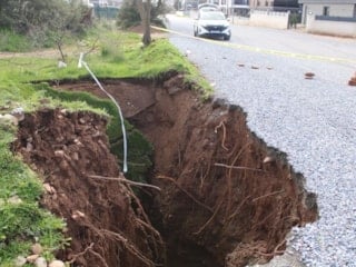 Aydın’da yol çöktü, 20 metrelik obruk oluştu