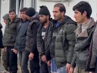 Sakarya'da minibüs kasasında 20 kaçak göçmen yakalandı