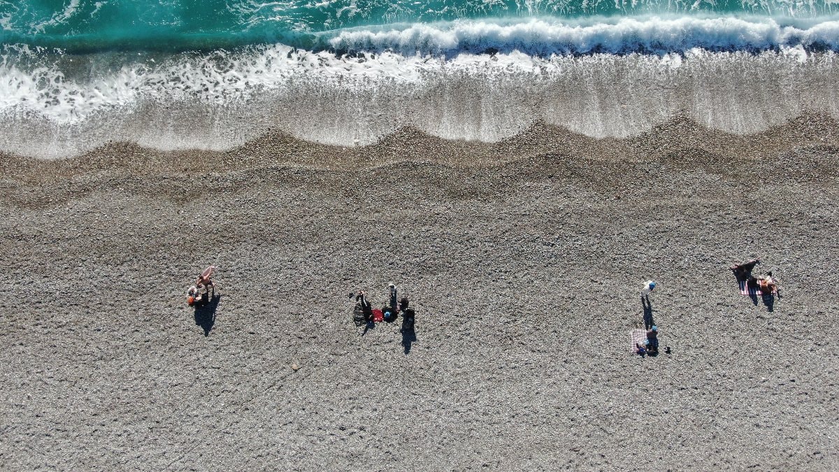 Antalya'da bir gün arayla yaz ve kış yaşandı