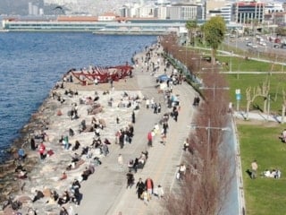 İzmir’de yağmur sonrası güneş yüzünü gösterdi, sahiller doldu