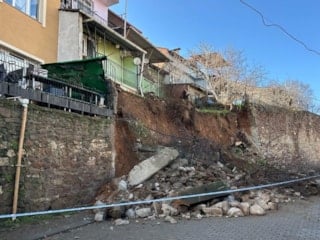 Uşak’ta yağış sonrası istinat duvarı çöktü, toprak kayması yaşandı: 3 ev tahliye edildi