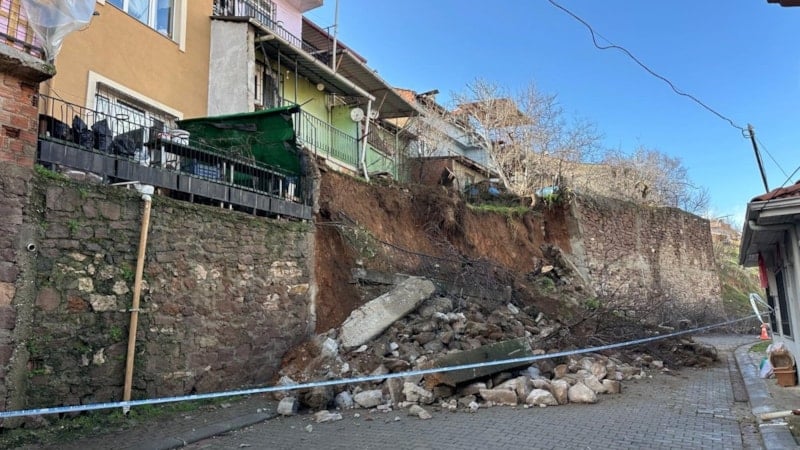 Uşak’ta yağış sonrası istinat duvarı çöktü, toprak kayması yaşandı: 3 ev tahliye edildi