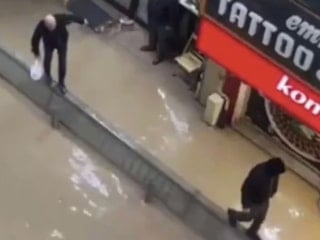 İzmir'de sağanağın ardından caddeler göle döndü: Mücadele Survivor'ı aratmadı