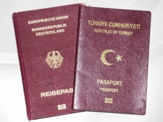 Almanya'daki 1.3 milyon Türk'ten 30 bini Türk pasaportuna başvurdu