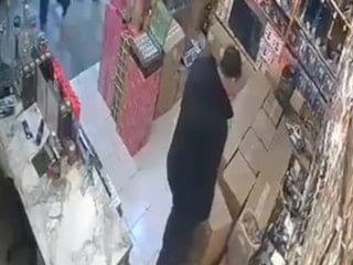 Sakarya'da asma tavan iş yeri sahibinin üzerine çöktü