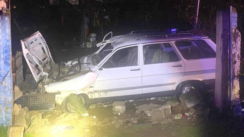 İzmir'de duvara çarpan otomobildeki 1 kişi öldü