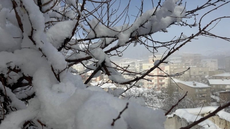 Hakkari’de kar yağışı etkisini sürdürüyor