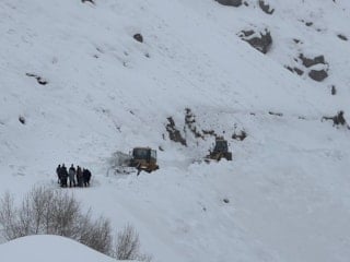 Hakkari'de çığ nedeniyle kapanan mezra yolu açıldı