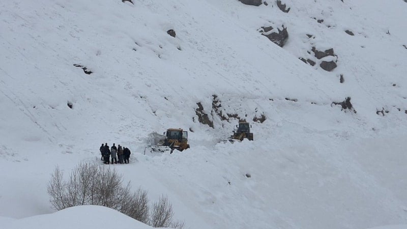 Hakkari'de çığ nedeniyle kapanan mezra yolu açıldı