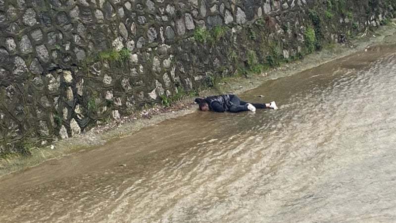 Bursa'da dereye düşen vatandaş kalp masajı ile hayata tutundu