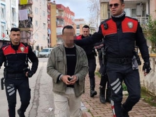 Antalya'da apartman bahçesine sakladığı pompalı tüfek polisi alarma geçirdi