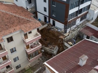 Ankara'nın Gölbaşı ilçesinde 4 katlı bir apartmanın istinat duvarı çöktü