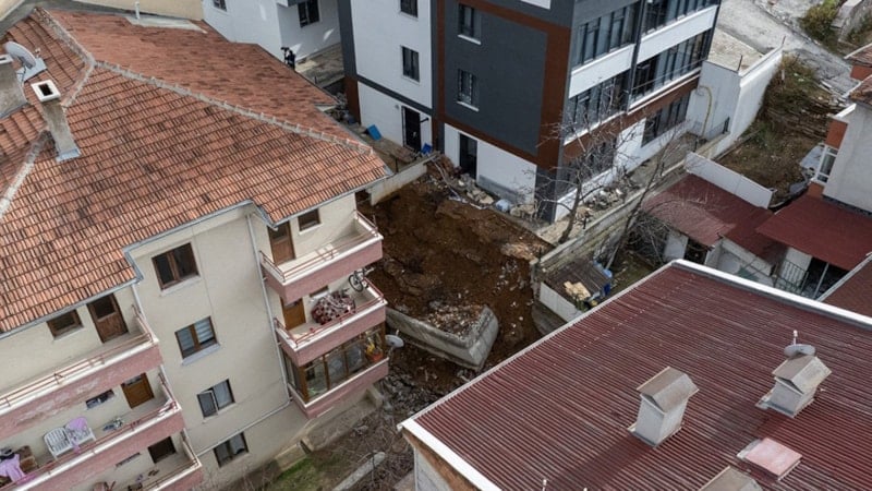 Ankara'nın Gölbaşı ilçesinde 4 katlı bir apartmanın istinat duvarı çöktü